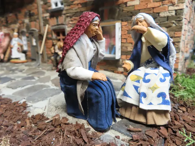 Tratschende Frauen am Wegesrand.