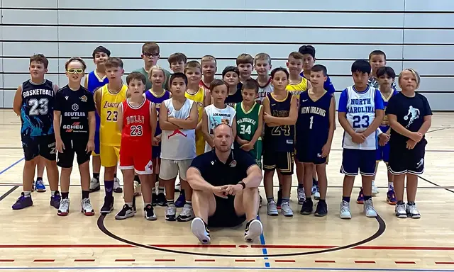 Maximilian Steeb mit einer Jugendmannschaft der Iserlohn Kangaroos