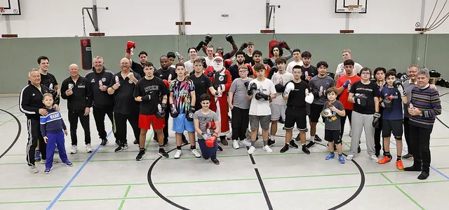 Nach der Bescherung stellten sich die Boxer zum Bild.
Bild: Dieter Schütze