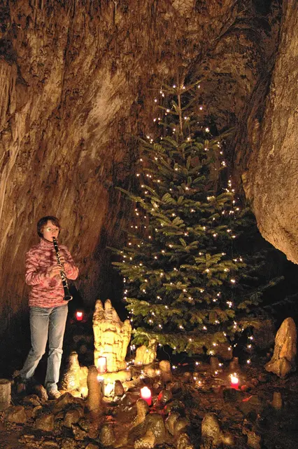 Zum Abschluss der Führung wird am Weihnachtsbaum in der Grotte der Heiligen Familie gesungen. Foto: Stefan Niggemann