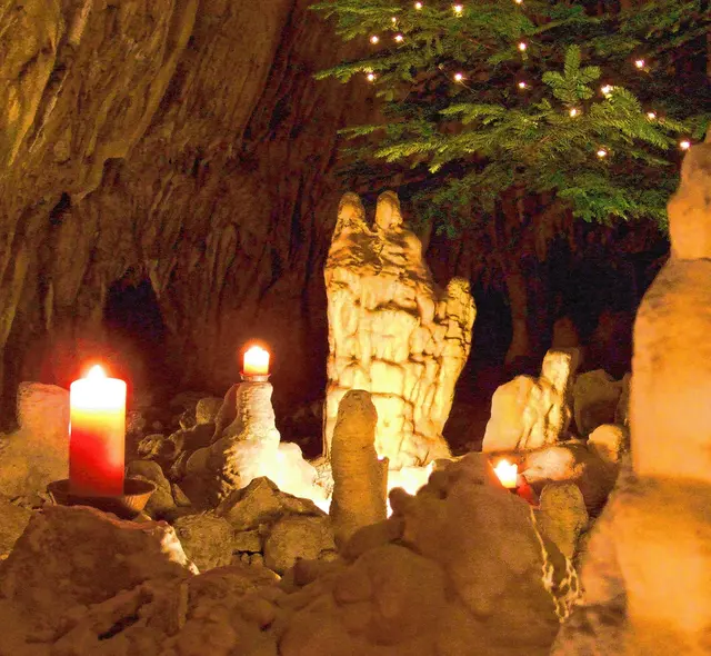 Die Stalagmiten in der Grotte der Heiligen Familie sehen aus wie Krippenfiguren von Marie, Josef und dem Jesus-Kind mit den Hirten. Foto: Stefan Niggemann