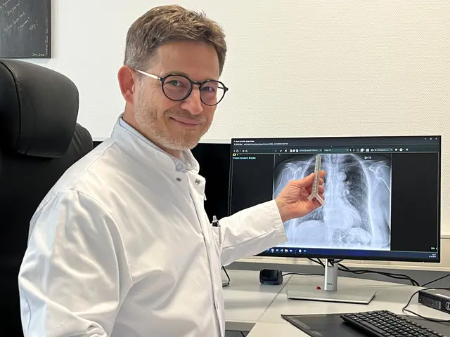Prof. Dr. Kaid Darwiche, Chefarzt der Pneumologie an der DGD Lungenklinik Hemer, demonstriert anhand eines Befundbildes den eingesetzten Stent und präsentiert ein altes Exemplar des Spezial-Stents.  | Foto: Anja Haak