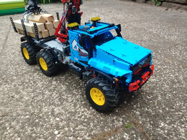 Fahrtüchtig und mit funktionierendem Kran: Dieser LEGO Holzlaster arbeitet wie sein großes Vorbild.