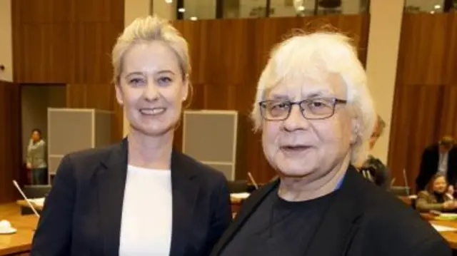 Oberbürgermeisterin Andrea Henze legt Amtseid ab
Oberbürgermeisterin Andrea Henze nach der Vereidigung mit Sitzungsleiter Peter Tertocha.  | Foto: Bildrechte: Stadt Gelsenkirchen - Gerd Kaemper