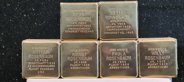Sechs Stolpersteine wurden in Lünen für die Familie Rosenbaum am 11.12.2025 in Lünen durch den Künstler Gunter Demnig verlegt.  | Foto: Udo Kath