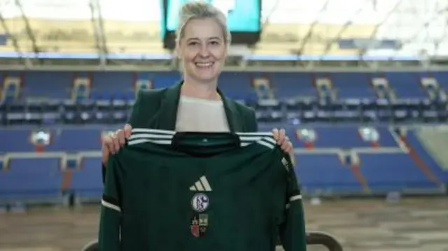 Oberbürgermeisterin Andrea Henze präsentiert das Sondertrikot.  | Foto: Bildrechte: Tim Rehbein - FC Schalke 04