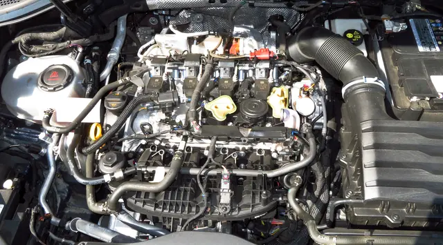 Wenn man mal unter die Motorhaube seines Wagens schaut und diesen Anblick mit früher vergleicht, kann man nur staunen, welche Technik heute in den modernen Fahrzeugen verbaut ist, hier im 2.0-Liter-Vierzylinder-Turbomotor. Der bisher stärkste Tiguan.
Allradantrieb (4MOTION) und 7-Gang-DSG-Getriebe, Beschleunigung in 4,9 Sekunden von 0 auf 100 km/h, Höchstgeschwindigkeit 250 km/h. | Foto: Volkmar Brockhaus