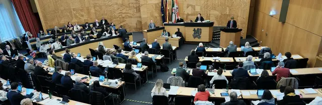 (c) duesseldorf.de_fileadmin__processed__f_e_csm_rat_plenarsaal2212_3b82841ed4 