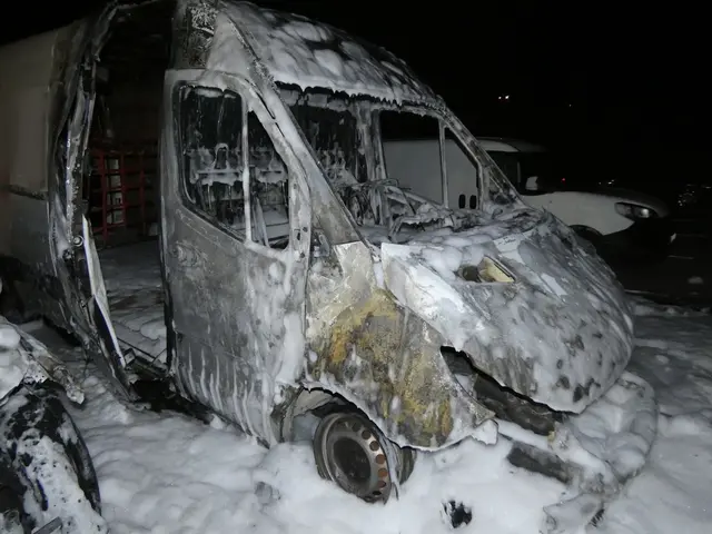 In der Nacht auf Donnerstag (11.12.2025) brannten mehrere Fahrzeuge, darunter ein Lieferwagen, auf einem Parkplatz in der Heinitzstraße aus.. | Foto: Polizei Hagen