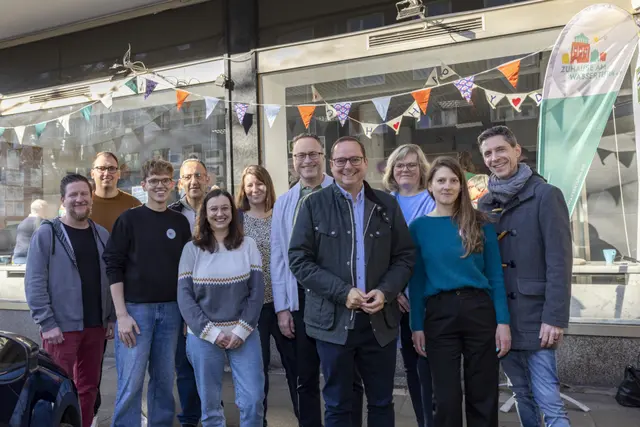 Eröffnung des Stadtteilladens des Vereins „Zuhause am Wasserturm e. V.“ in Essen: Oberbürgermeister Thomas Kufen (4. v. r.) und Vonovia Regionalleiter Ralf Feuersenger (5. v. r.) mit Engagierten des Vereins sowie Nachbarinnen und Nachbarn. | Foto: Vonovia / Stachelhaus