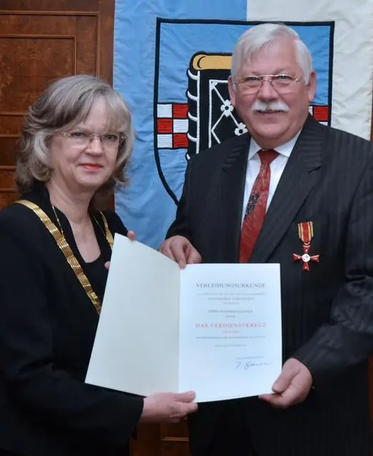 Übergabe der Urkunde des Verdienstordens an Manfred Baasner durch die damalige Oberbürgermeisterin Ottilie Scholz (Quelle: Stadt Bochum Presseamt)