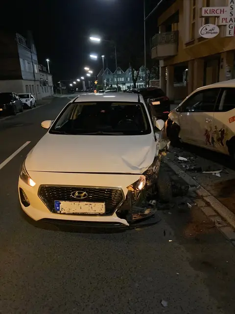 Fünf beschädigte Autos  als Folge von Sekundenschlaf | Foto: Polizei Mettmann