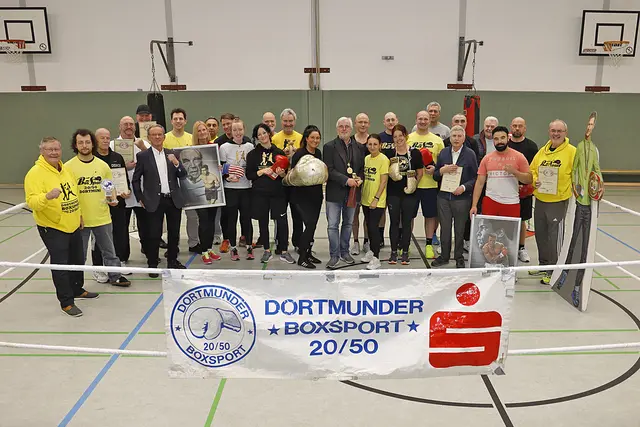Die Fitnessboxer und die Geehrten im Boxring.
In der Mitte (mit Goldhandschuh): Sportmanager Friedrich
Dieck.
Bild: Dieter Schütze
