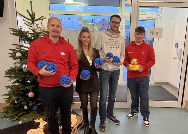 v. l.: Sven Kattelans, Michelle Boß, Torsten Beckmann, und Leon Jochems bei der Spendenübergabe. | Foto: privat