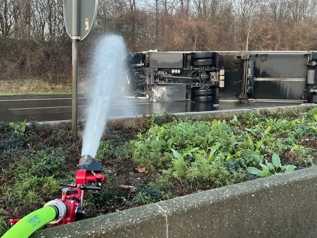 Mit Wasser wird die brennende Hochvoltbatterie des Lkw gekühlt | Foto: Feuerwehr Haan