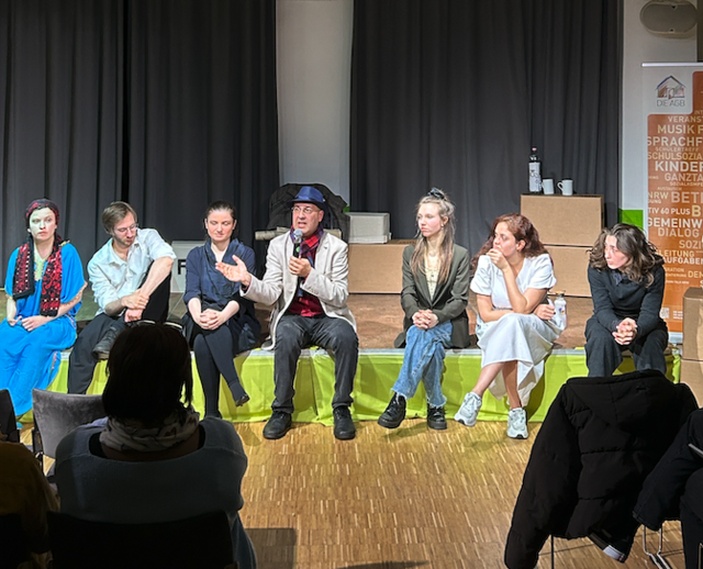 Das Ensemble Flaschengeist bei Diskussion mit dem Publikum. | Foto: @Charchira
