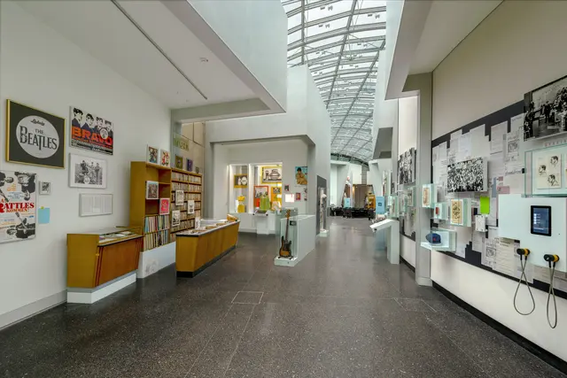 Der interaktive Plattenladen - während der Öffnungszeiten immer voll | Foto: Stiftung Haus der Geschichte/Axel Thünker