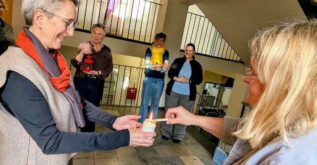 Im Rahmen einer kleinen Andacht nahm Superintendentin Marion Greve das Friedenslicht aus Bethlehem aus den Händen von Pfarrerin und Pfadfinderin Anne Bremicker entgegen. | Foto: Kirchenkreis Essen/Stefan Koppelmann