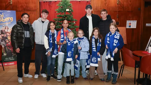 Die Spieler beim Gruppenbild mit sechs Mädchen.
Spielspaß und leckere Waffeln | Foto: Schalke 04