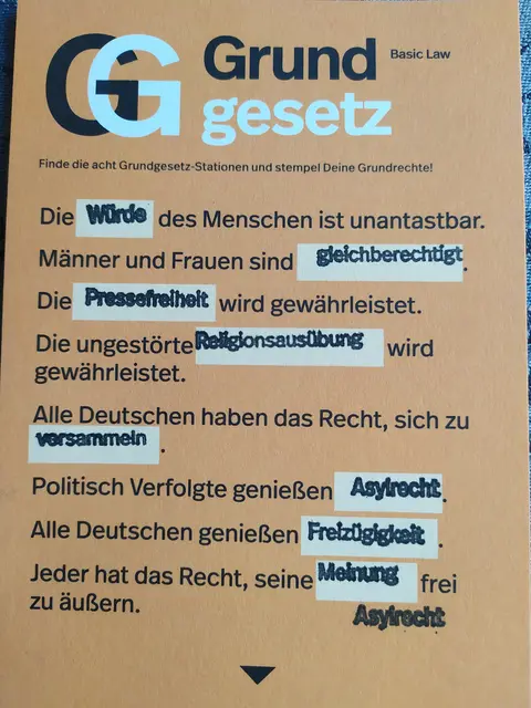 Das Grundgesetz als Stempel-Postkarte
