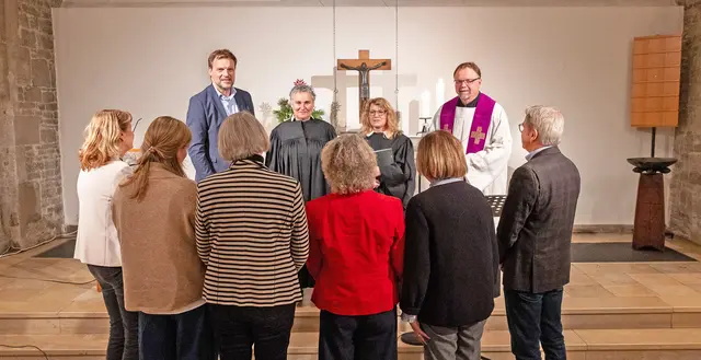 Unser Titelfoto zeigt v.li.n.re. Caritasdirektor Prof. Dr. Björn Enno Hermans, Assessorin Monika Kindsgrab, die Leiterin der Ökumenischen Telefonseelsorge Essen, Pfarrerin Susanne Abel, und Domvikar Bernd Wolharn, vor einer Runde der neuen Telefonseelsorgerinnen und Telefonseelsorger. Diese werden zu ihrem eigenen Schutz nur von hinten fotografiert (ob überhaupt, entscheiden sie ebenfalls selbst).  | Foto: Kirchenkreis Essen/Achim Pohl
