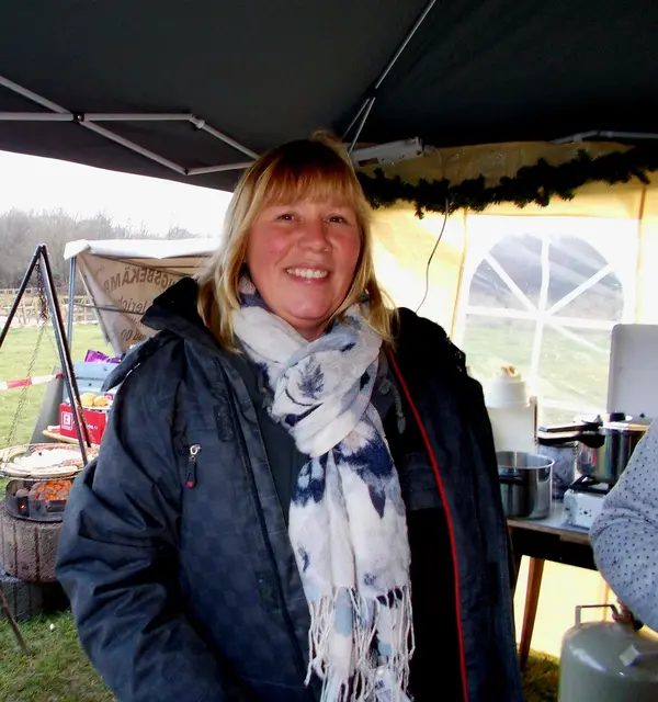 Dieses Foto habe ich vor einiger Zeit auf dem Gnadenhof gemacht. 
Karin die Betreiberin die sich mit Herz und Seele  engagiert schenkte uns ihr schönstes Lächeln. 