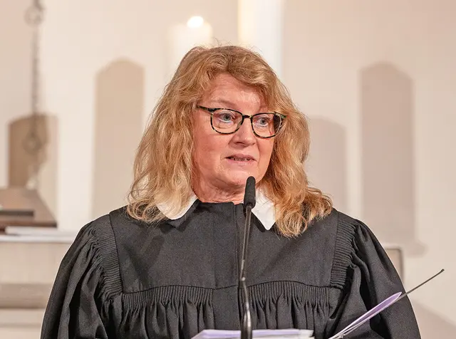 Pfarrerin Susanne Abel, Leiterin der Ökumenischen Telefonseelsorge Essen, begrüßte die neuen Ehrenamtlichen offiziell in ihrem Team. | Foto: Kirchenkreis Essen/Achim Pohl