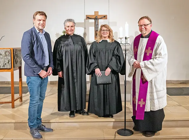 V.li.n.re.: Caritasdirektor Prof. Dr. Björn Enno Hermans, Assessorin Monika Kindsgrab, die Leiterin der Ökumenischen Telefonseelsorge Essen, Pfarrerin Susanne Abel, und Domvikar Bernd Wolharn freuen sich über die neuen Ehrenamtlichen. | Foto: Kirchenkreis Essen/Achim Pohl