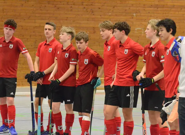 Abgekämpft, aber zufrieden: Die U16 des HTC Kupferdreh nach dem 5:1-Erfolg über Ratingen und der verteidigten Tabellenführung in der Hallenhockey-Verbandsliga.  | Foto: Carsten Ackermann 