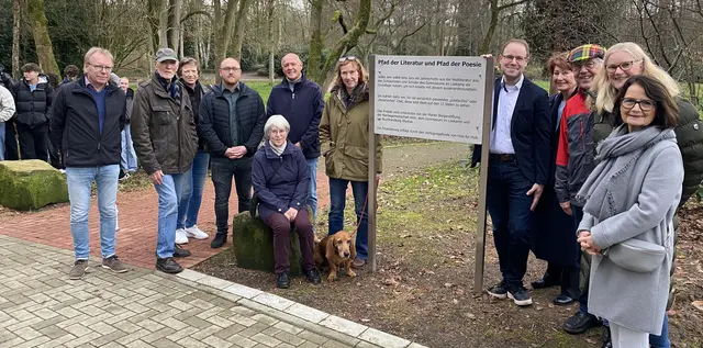 Am Eingang des Gänsebrinkparks an der Hülsstraße weist ein Schild auf den Pfad der Poesie und den Pfad der Literatur hin.

© Symbolfoto: Stadt Marl /
