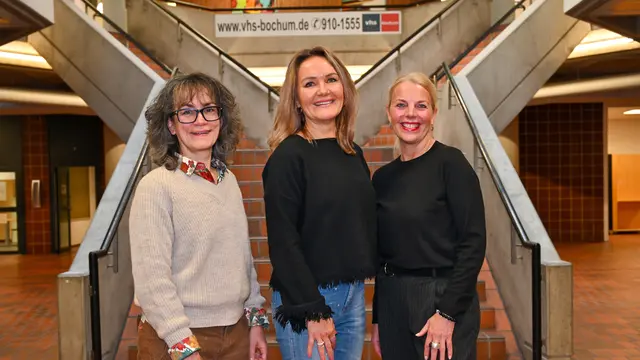 Im Bereich „Deutsch als Fremdsprache“ der Volkshochschule sind jetzt Online-Buchungen möglich. Valérie Rutinowski, Ulrike Abou Dayé und Claudia Großmann kümmern sich darum. | Foto: Stadt Bochum