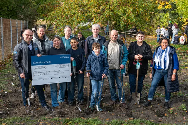 Mit Begeisterung und Teamgeist pflanzten die Schülerinnen und Schüler der Erich-Fried Gesamtschule 265 Bäume und Sträucher für ihren eigenen „Tiny Forest“. Ihre Lehrkräfte Nina Meyer (4.v.l.) und Tristan Graw (3.v.r.) begleiteten das Projekt federführend. | Foto: Vonovia / Bierwald