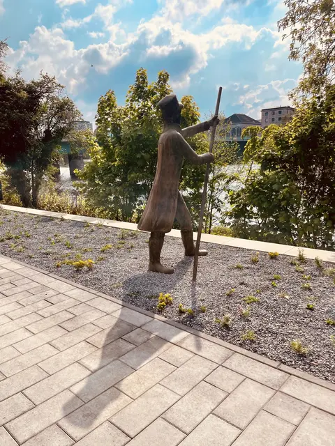 Skulptur des Fährmanns Hermann Scholl am rechten Ruhrufer in Mülheim. Damals gab es an dieser Stelle noch keine Brücke.
(Bildhauerin Marianne Kiesselbach - Auftragsarbeit für die Tengelmann-Gründerfamilie Schmitz-Scholl) | Foto: Andreas Ingramm