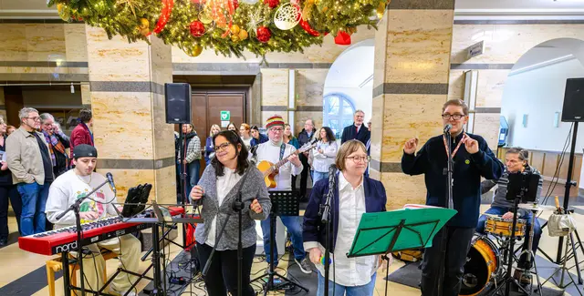 Die Musikschulband und der integrative Musikkreis Regenbogen sorgten für die Begleitung.  | Foto: Foto: Stadt Oberhausen/Tom Thöne