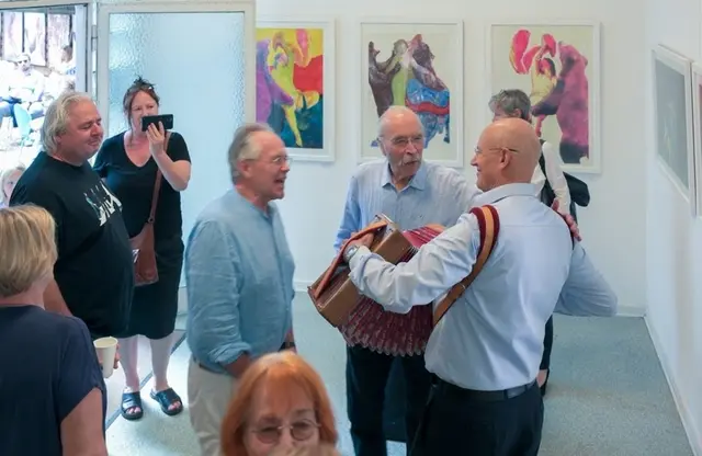 Reinhard Fingerhut (2.v.r.) bei der Vernissage im MMKM Museum Moderne Kunst Mülheim / MMKM mit musikalischen AI-Einlagen. | Foto: Herbert Klausner