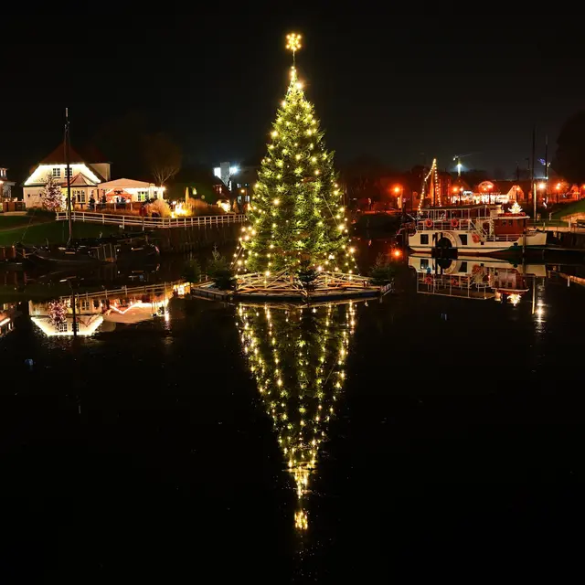 Dies ist der schwimmende Weihnachtsbaum in Carolinensiel. Wunderschön am Museumshafen mit einem kleinen Weihnachtsmarkt links und rechts davon. LK-Archivfoto: Günter Pfannenstein
