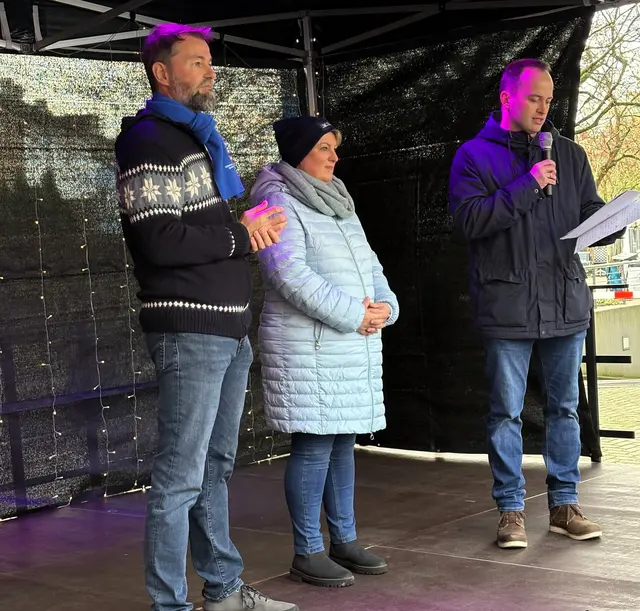 Woge Hamborn-Vorstand Axel Kocar, Nicole Donadt, Leiterin der Volksbank-Geschäftsstelle Röttgersbach, und Schirmherr Andreas Geisler (v.l.) gaben den Startschuss zum erfolgreichen 18. Röttgersbacher Weihnachtsmarkt.
Foto: WoGe Hamborn 
