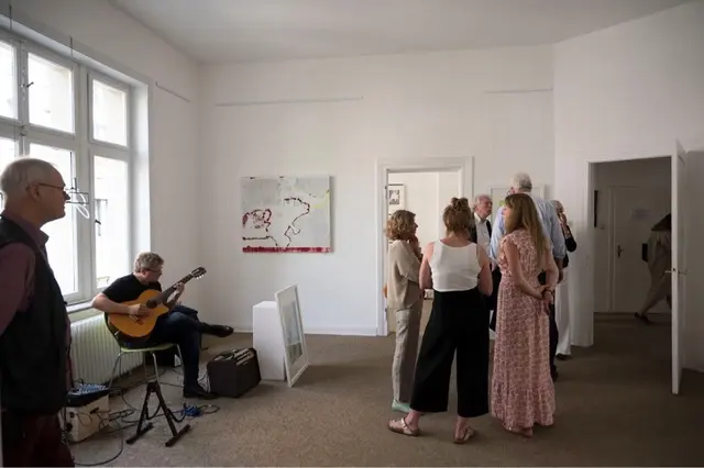 Blick in eine der Ausstellungen von Reinhard Fingerhut in der Ruhr Gallery. Gitarre Hans-Jörg Schmerer | Foto: Andreas Ingramm
