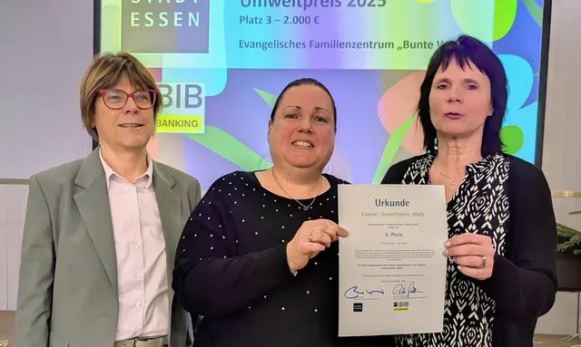 In den Räumen der Bank im Bistum Essen übergab Simone Raskob (Geschäftsbereichsvorständin für Umwelt, Verkehr und Sport der Stadt Essen, li.) die Auszeichnung an Doris Kuhn (Leiterin "Bunte Welt", re.) und Sandra Eimer (stellv. Leiterin). | Foto: Kirchenkreis Essen/Stefan Koppelmann