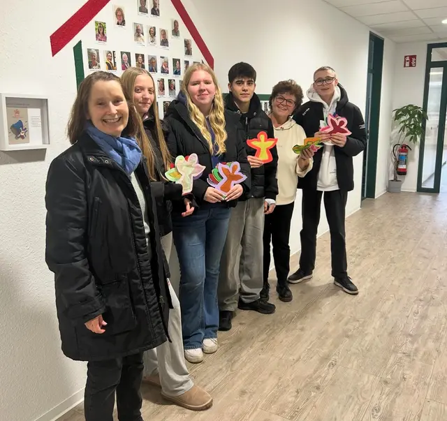 Schulpfarrerin Sabine Schmitz (l.) übergab mit einigen Schülerinnen und Schülern des Abtei-Gymnasiums die Fensterengel an die Hospizbewegung Hamborn, sehr zur Freude der Leitenden Koordinatorin Anita Scholten (2.v.r.).
Foto: Hospizbewegung Hamborn

