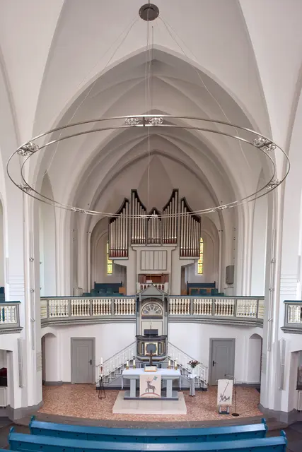 In der Hamborner Friedenskirche gibt es am Sonntag ein vorweihnachtliches Orgelcafé mit Liedern zum Mitsingen.
Foto: Tanja Pickartz
