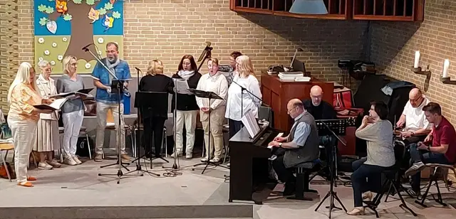 Zum Alltag des Chores gehören Konzerte und Auftritte im Gottesdienst, aber auch die Jahresprojekte. Eines davon führte nach vielen Proben auf Einladung der Deutschen Oper am Rhein mit Schuberts Winterreise auch auf  den Dellplatz. Selbst die Proben für die Projekte machen großen Spaß.
Foto: mar
