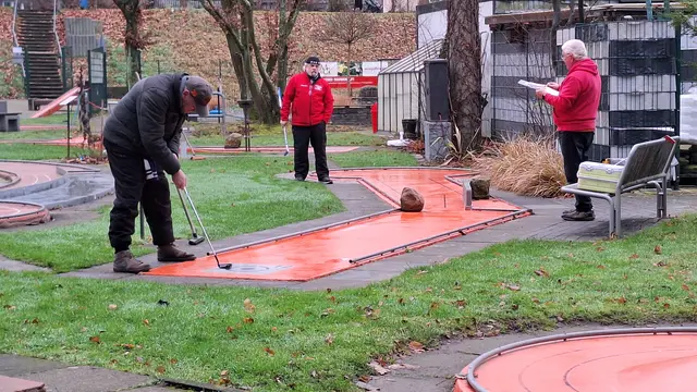 Sven Martinez-Moreno (l) beim Spiel an Bahn 12. Andreas Tomaszewski (m) und Bernd Adamski aus seiner Spielgruppe.