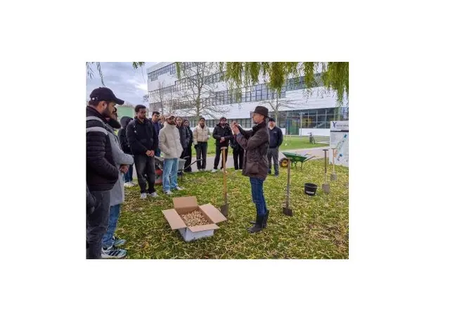 Prof. Dr. habil. Jens Gebauer und die beteiligten Studierenden auf dem Hochschulcampus in Kleve. | Foto: Stadt Kleve / HSRW