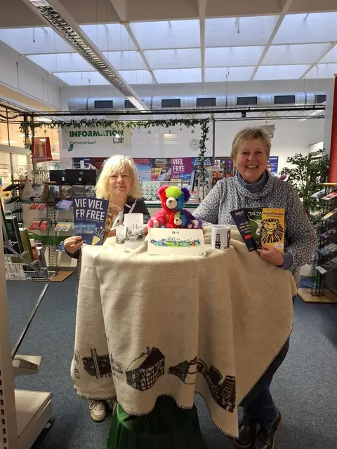 Welches Weihnachtsgeschenk darf es sein? Ob Präsente mit Marl-Bezug oder Veranstaltungstickets: Sabine Schaffarczyk und Elke Dietrich stehen im Stadtinformationsbüro i-Punkt beratend zur Seite.

© Stadt Marl / Pressestelle