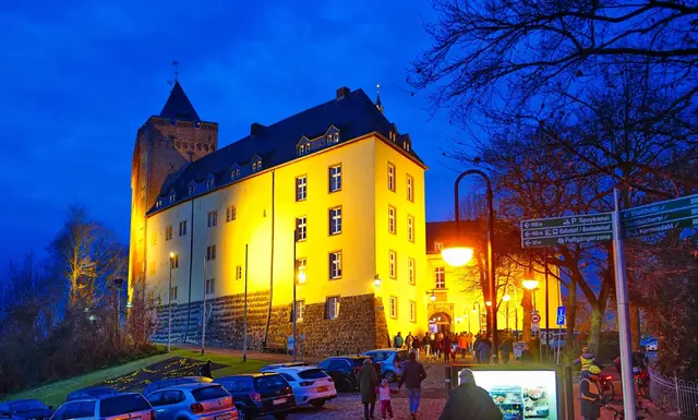 Die Klever S
chwanenburg im Sbendlicht