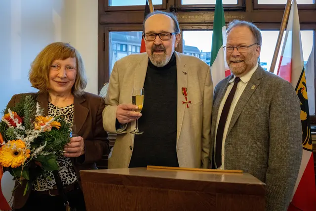 Das Foto zeigt Wolfgang Braun bei der Verleihung im Rathaus zusammen mit seiner Frau Elke und Pfarrer Andreas Satzvey, Assessor im Evangelischen Kirchenkreis Duisburg.
Foto: Rolf Schotsch
