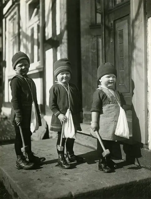 Heischegang der Kinder zu Petri Stuhlfeier im sauerländischen Fredeburg, um 1930. Foto: LWL-Archiv/Grobbel
