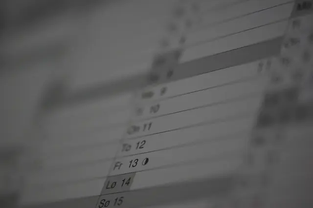 Linke und Grüne pushen Ersatzfeiertage – Union und Wirtschaft warnen vor Milliarden-Loch. Ob 2026 mehr freie Tage kommen, hängt von der Politik ab. Arbeitnehmer kontrollieren schon mal den Kalender!
Bild von Henrik Larsen auf Pixabay