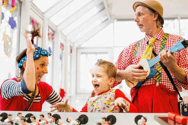 Die Besuche der Klinikclowns sind immer eine gern gesehene Abwechslung im Klinikalltag. | Foto: Stiftung Universitätsmedizin